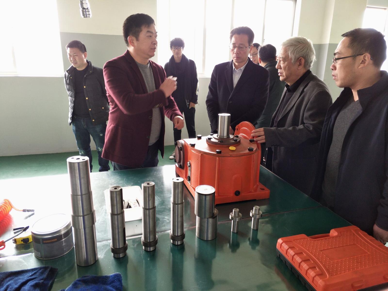 李正良總經(jīng)理向林建敏副市長(zhǎng)介紹蝸桿減速機(jī)樣機(jī).jpg 李正良總經(jīng)理向林建敏副市長(zhǎng)介紹蝸桿減速機(jī)樣機(jī).jpg