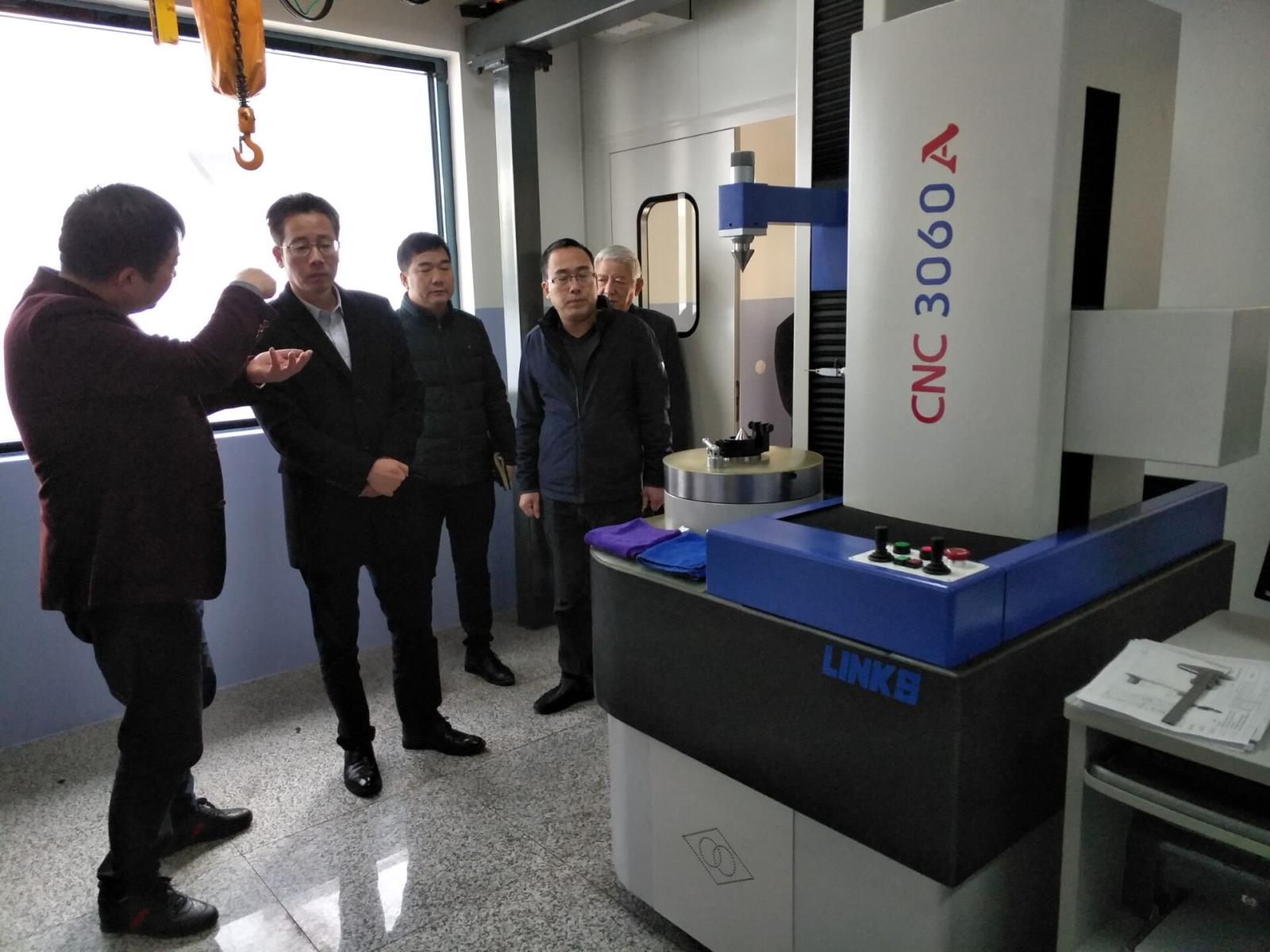 李正良總經(jīng)理陪同林建敏副市長(zhǎng)參觀三座標(biāo)測(cè)量?jī)x.jpg 李正良總經(jīng)理陪同林建敏副市長(zhǎng)參觀三座標(biāo)測(cè)量?jī)x.jpg