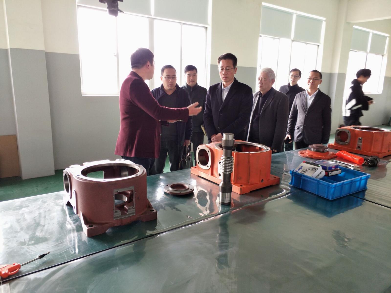 李正良總經(jīng)理陪同林建敏副市長(zhǎng)參觀減速機(jī)生產(chǎn)線.jpg 李正良總經(jīng)理陪同林建敏副市長(zhǎng)參觀減速機(jī)生產(chǎn)線.jpg